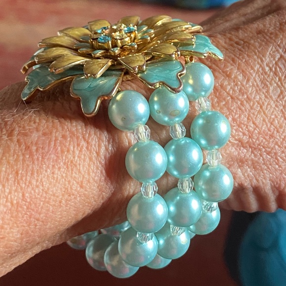 JEWELRY SALE!VTG beaded stretch bracelet,aqua pearls,3-D gold/aqua enamel flower - Picture 4 of 7